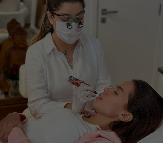 Cliente satisfeita com resultado de micropigmentação de sobrancelhas